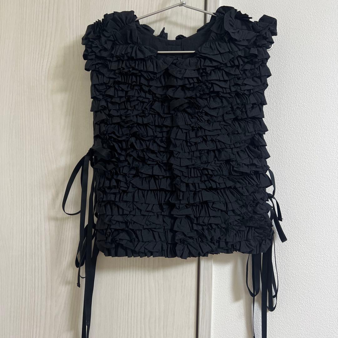 PERNA スクエアフリルベスト