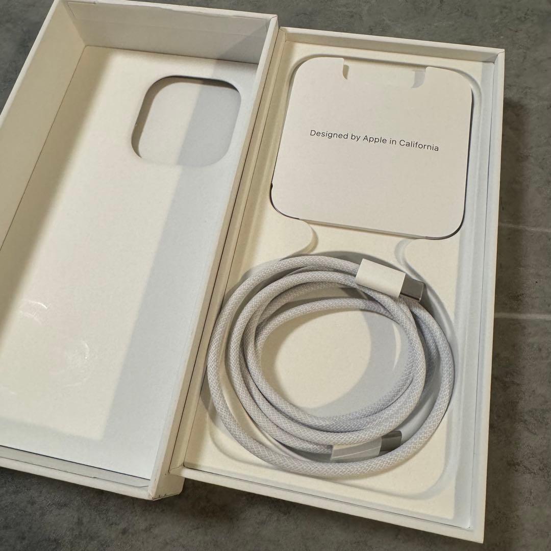 アメリカ版　Apple iPhone 15 Pro 本体　ナチュラルチタニウム