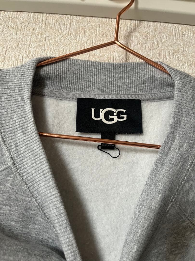 UGG グレー　ロゴ入り　スウェット　Sサイズ