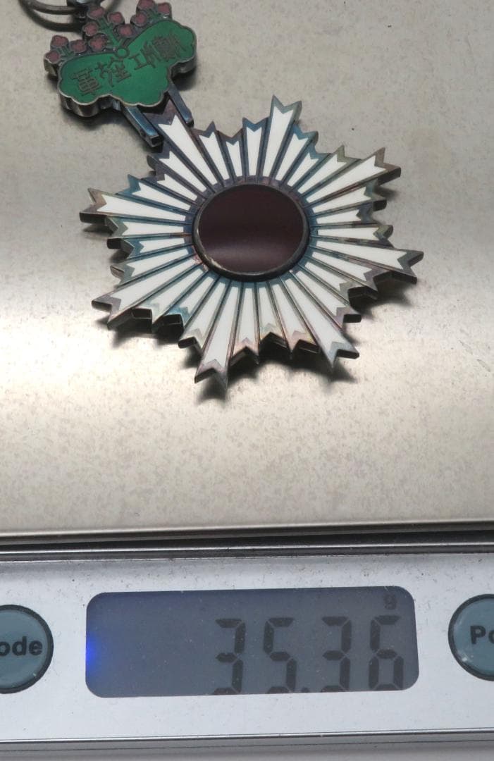 910、、勳六等単光旭日章　メダル　徽章 　勲章　記章　1点