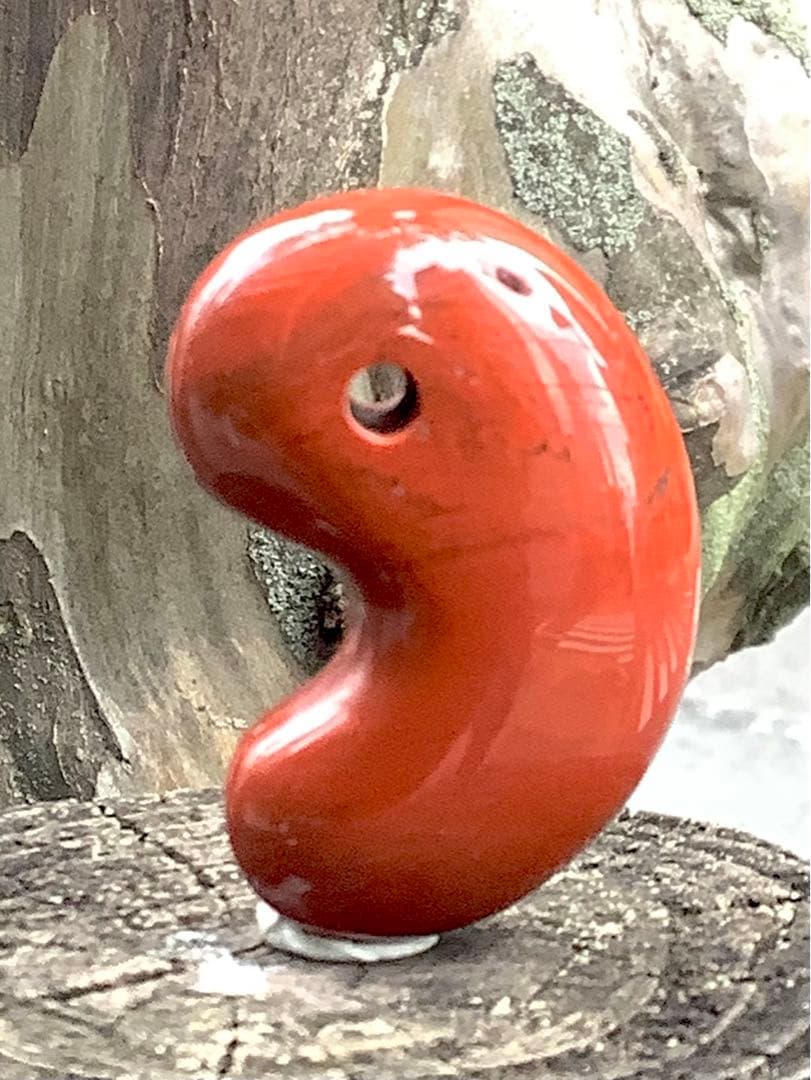 ✳売り尽くし希少玉　佐渡の赤玉石勾玉特大1点　幸運の赤‼️ 鑑別書付本物を‼️