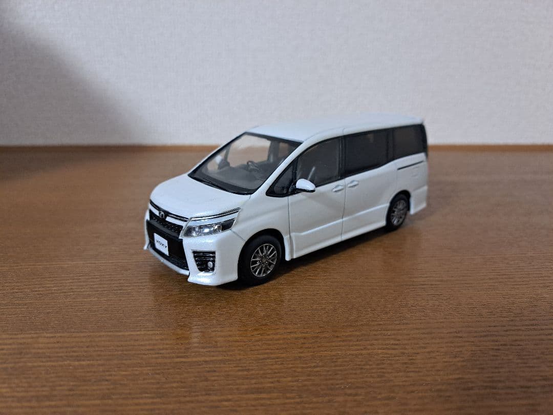 ヴォクシー　カラー　サンプル　ミニカー　ホワイト　070