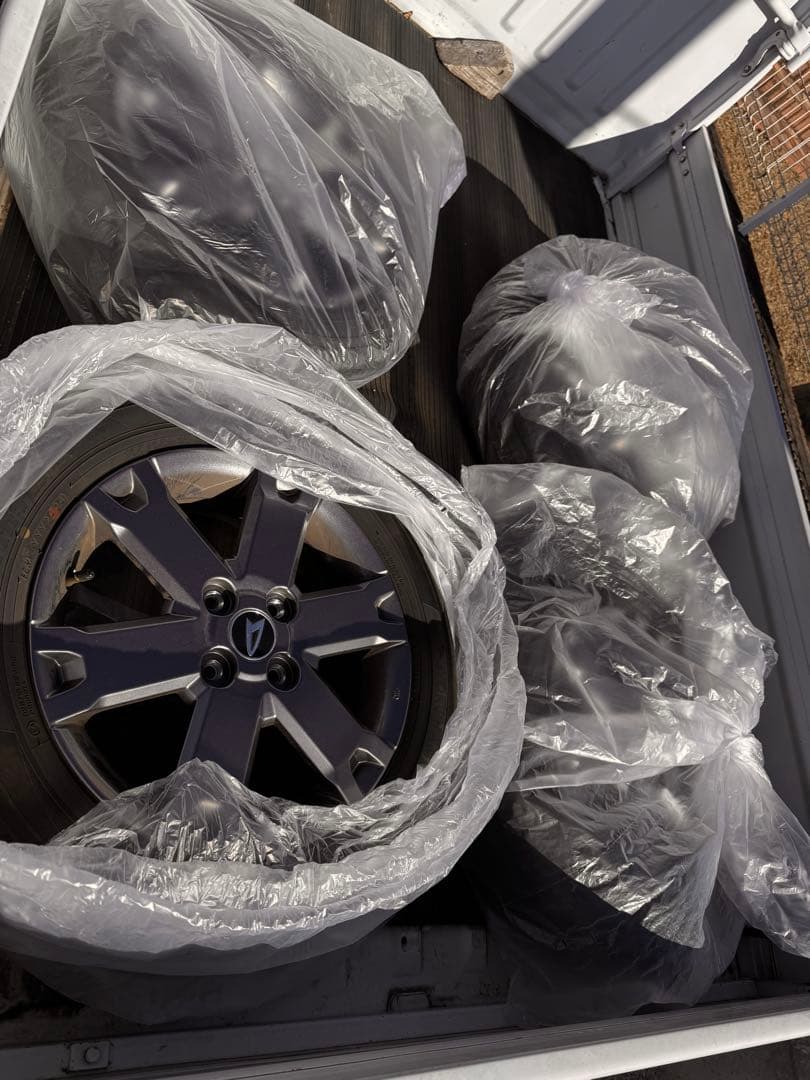 ダイハツタフト新車装着タイヤと純正ダーククロムホイールセット