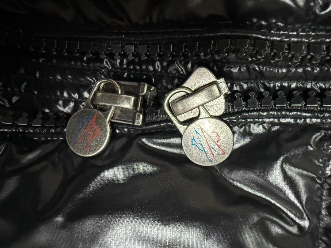 黒 フード付きダウンジャケット