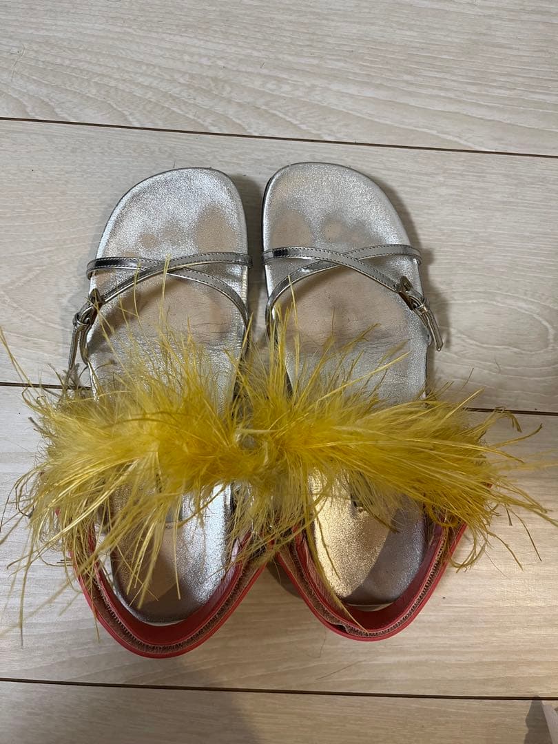 PRADA 羽根装飾 シルバーサンダル