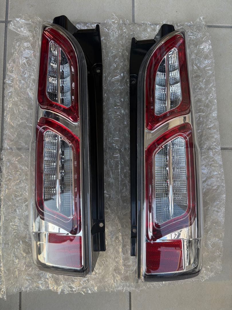 【美品】ハイエース テールランプ 左右セット LEDテールランプ　コネクタ式