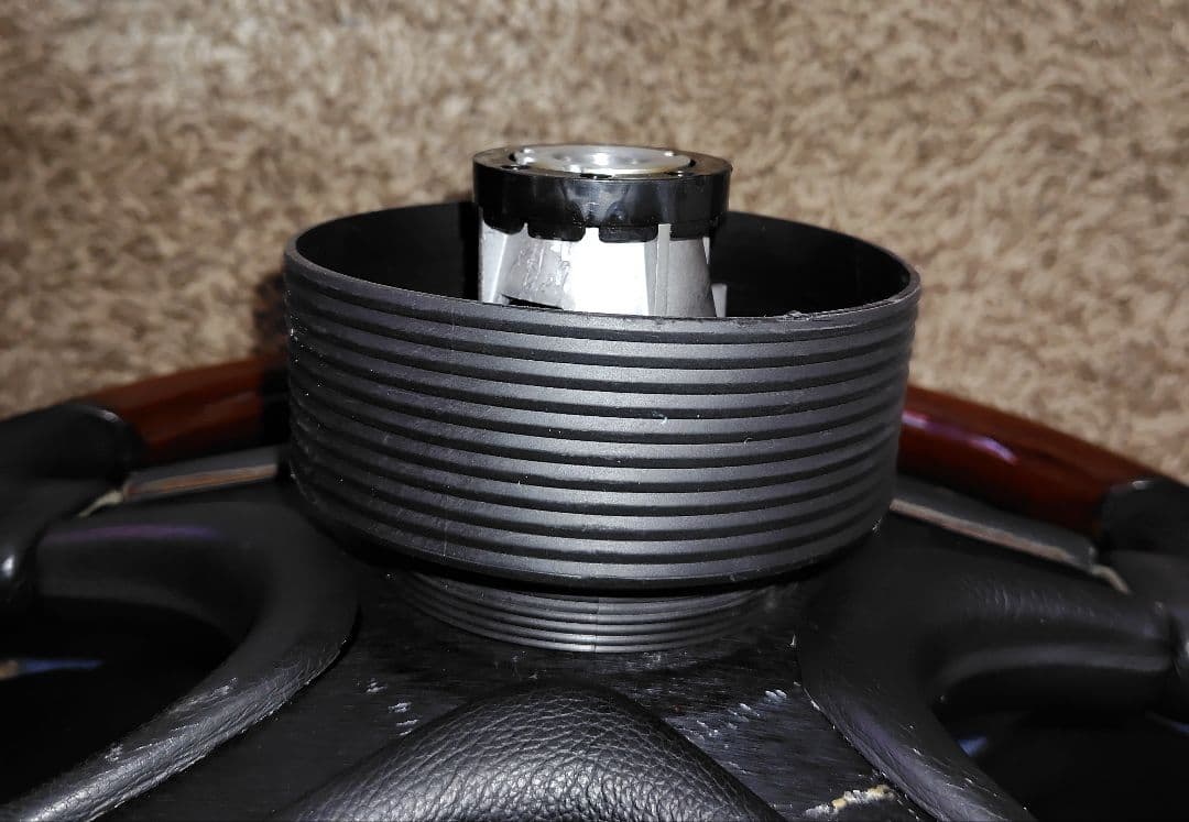 【中古・お買得品】MOMOステアリング ウッド＆レザー リーガル ボス・カバー付