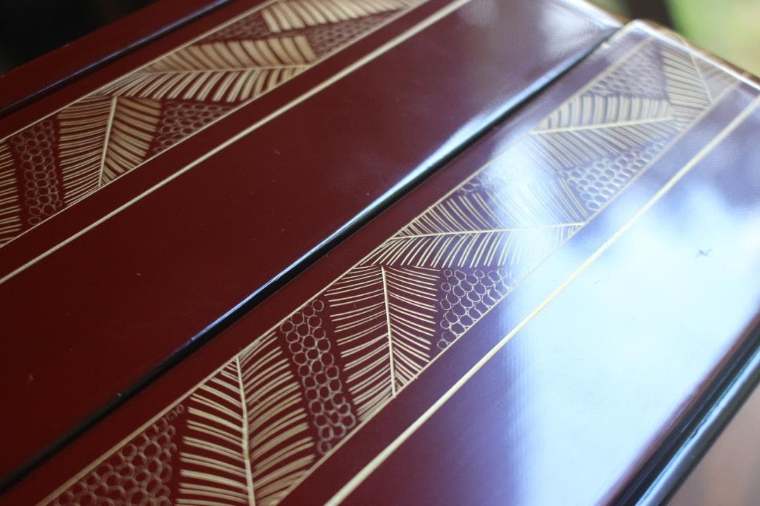 デッドストック！上質朱漆に優美な羊歯沈金の映える二段重（検重箱お重