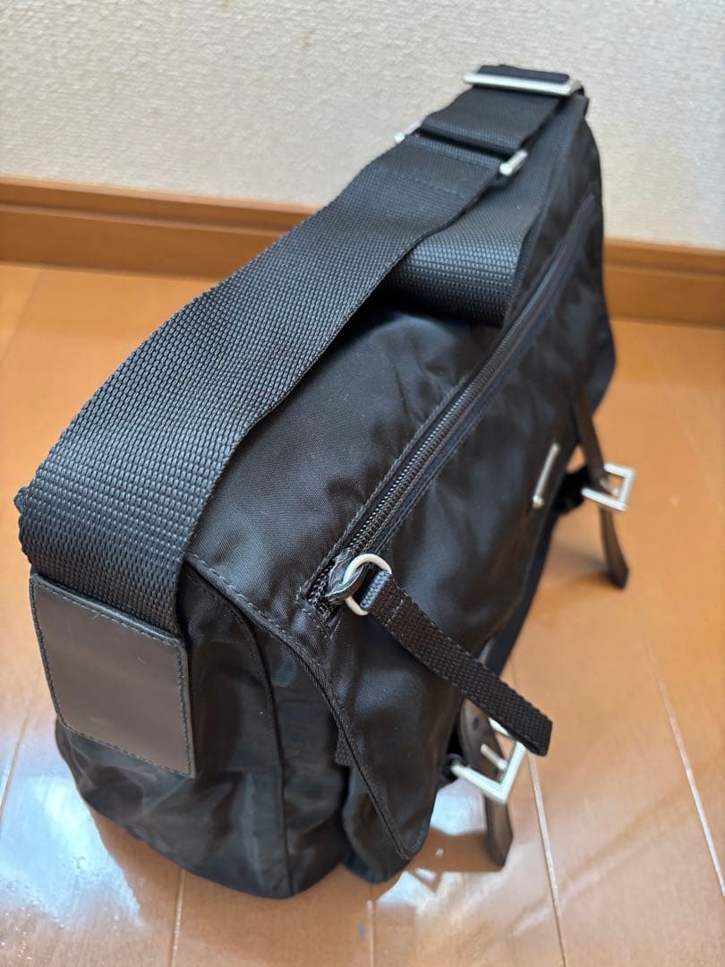 PRADA ブラック メッセンジャーバッグ