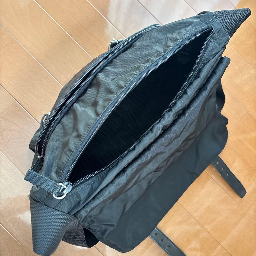 PRADA ブラック メッセンジャーバッグ