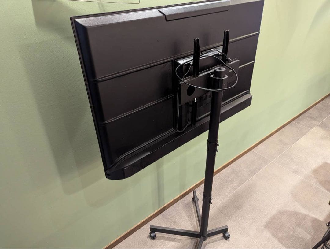 T*8様 大型液晶モニター　移動式スタンド付き