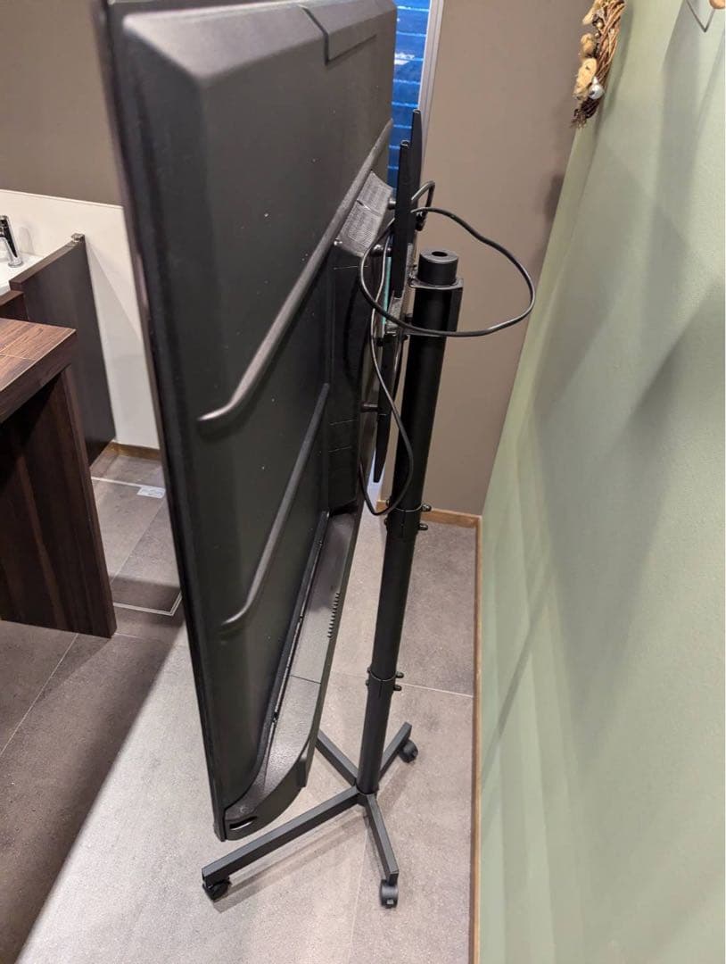 T*8様 大型液晶モニター　移動式スタンド付き