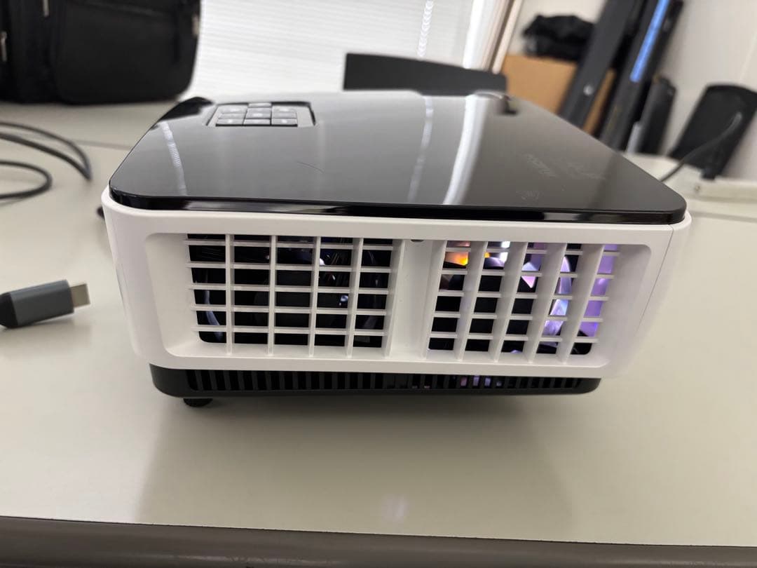 masaさん専用　短焦点プロジェクター　ほぼ新品　1回4時間のみ使用　DLP