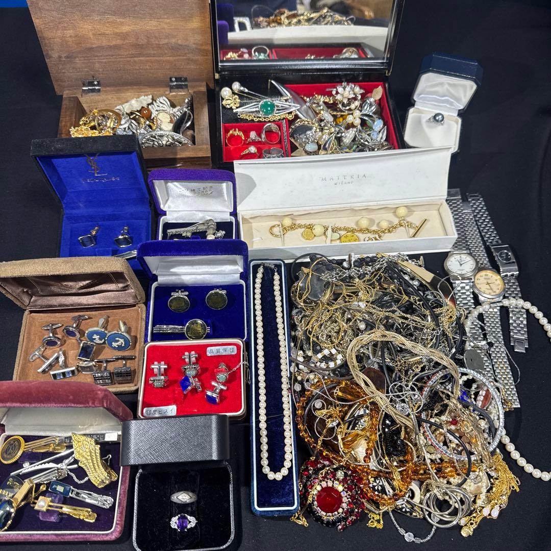 2968★昔のアクセサリー　大量まとめ売り★ケース込み約3.7kg★整理品　遺品