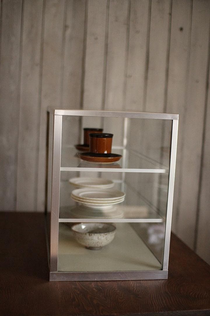 古いアルミフレームの卓上全面ガラスケース　収納棚　キッチン収納　古家具　古道具