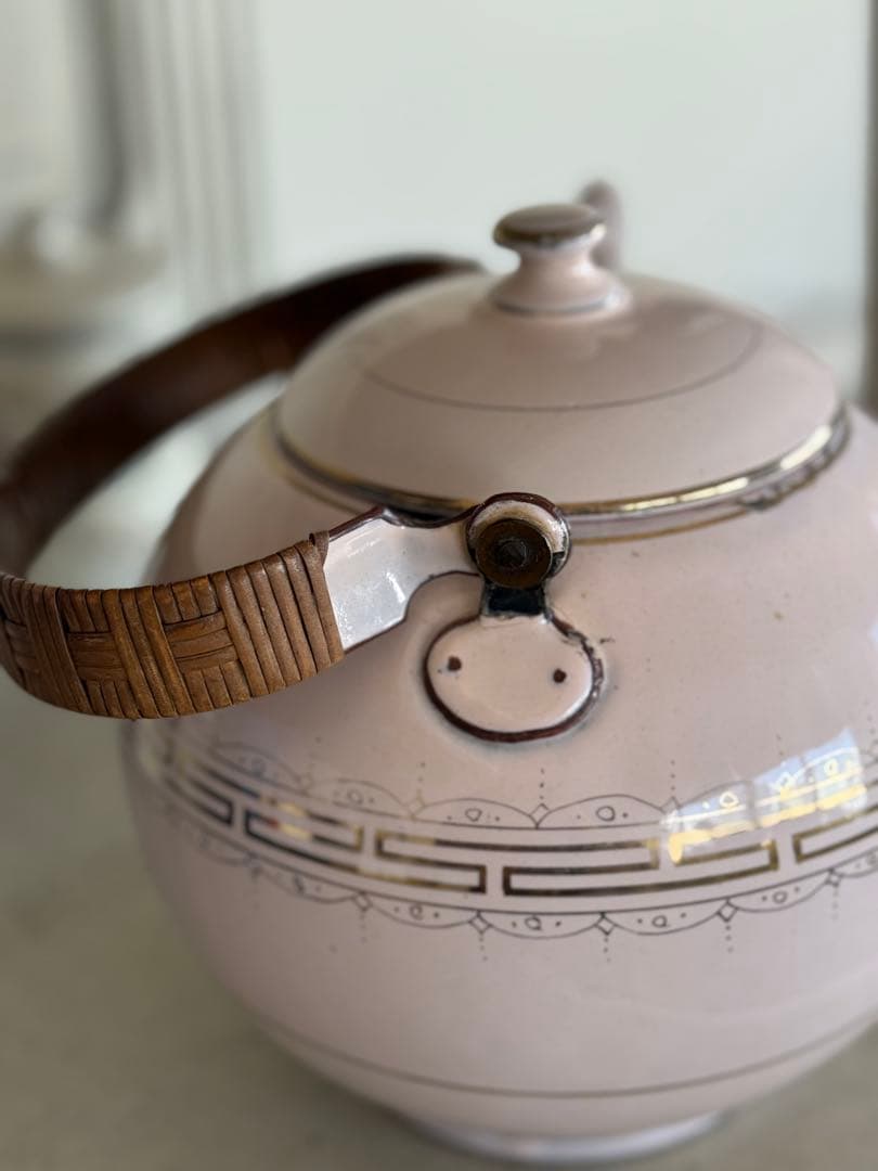 フランスアンティークホーローピンクのギリシャ模様のケトルやかん