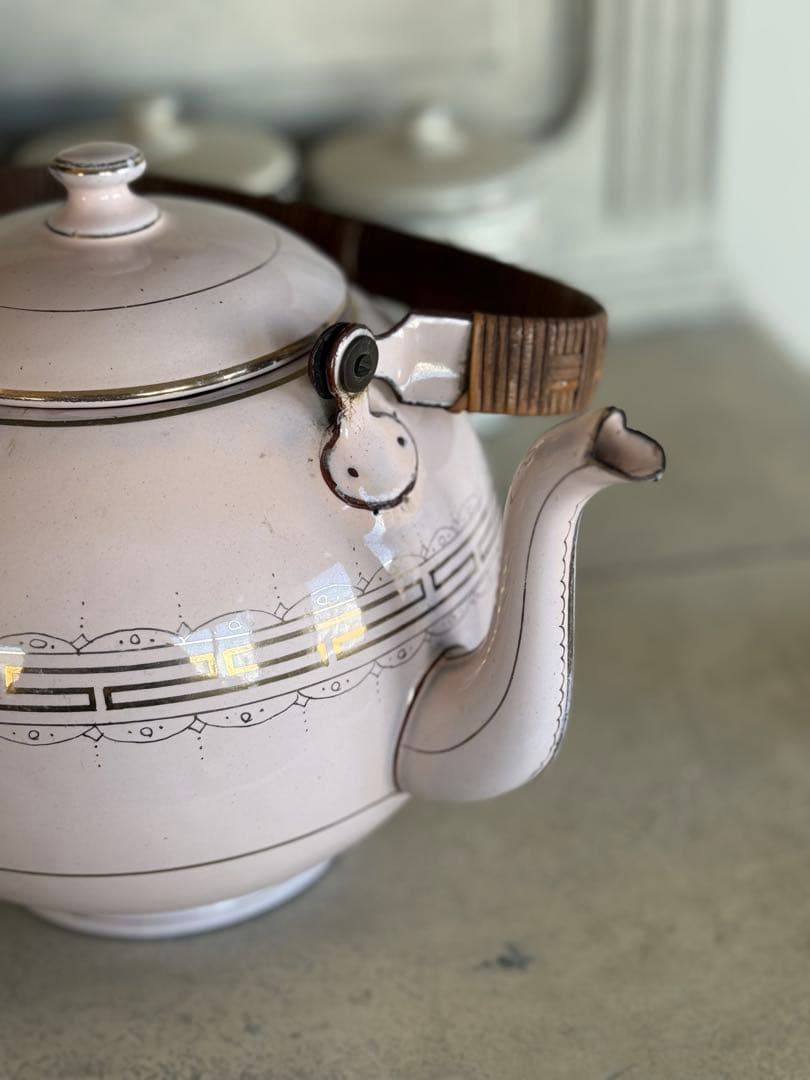 フランスアンティークホーローピンクのギリシャ模様のケトルやかん