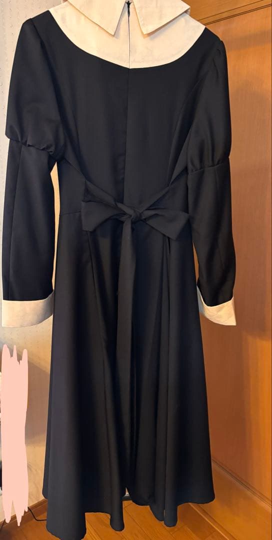 フリル付き黒ロングワンピース