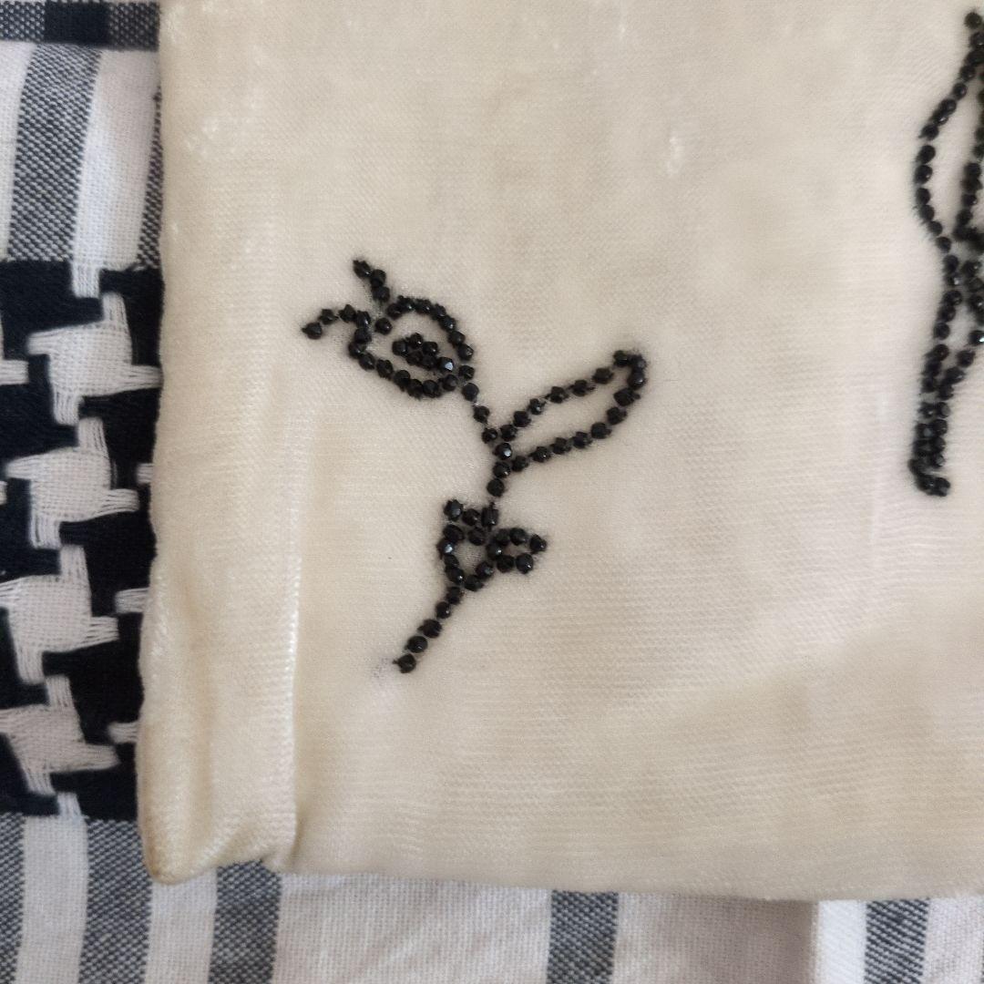 ｕｓｅｄ　ＰＲＡＤＡ　ビーズ刺繍　パーティー　手提げバッグ　アイボリー✕ブラック