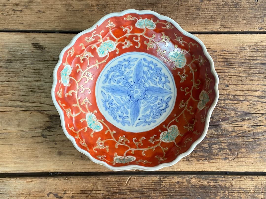 みぃちゃん様リクエスト 古伊万里 赤絵金彩オランダ唐草クルス文輪花皿 3客/染錦