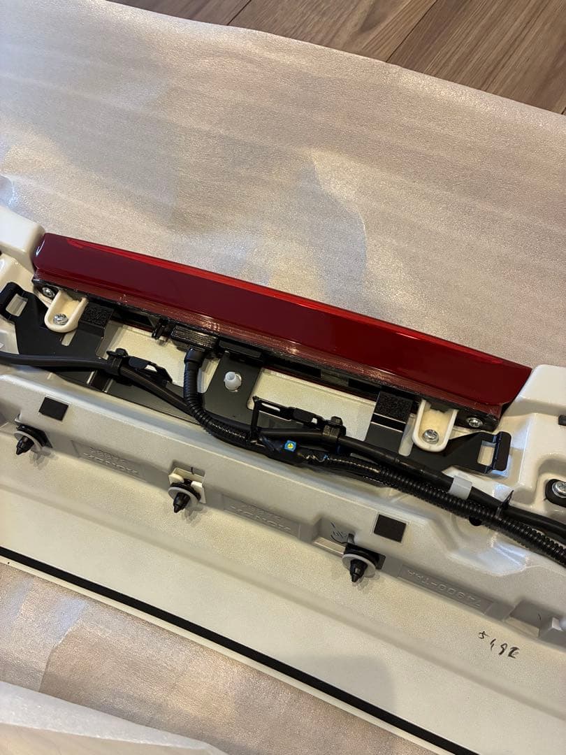 ステップワゴン　RP 3,4,5 面発光ハイマウントストップランプ　レッドレンズ