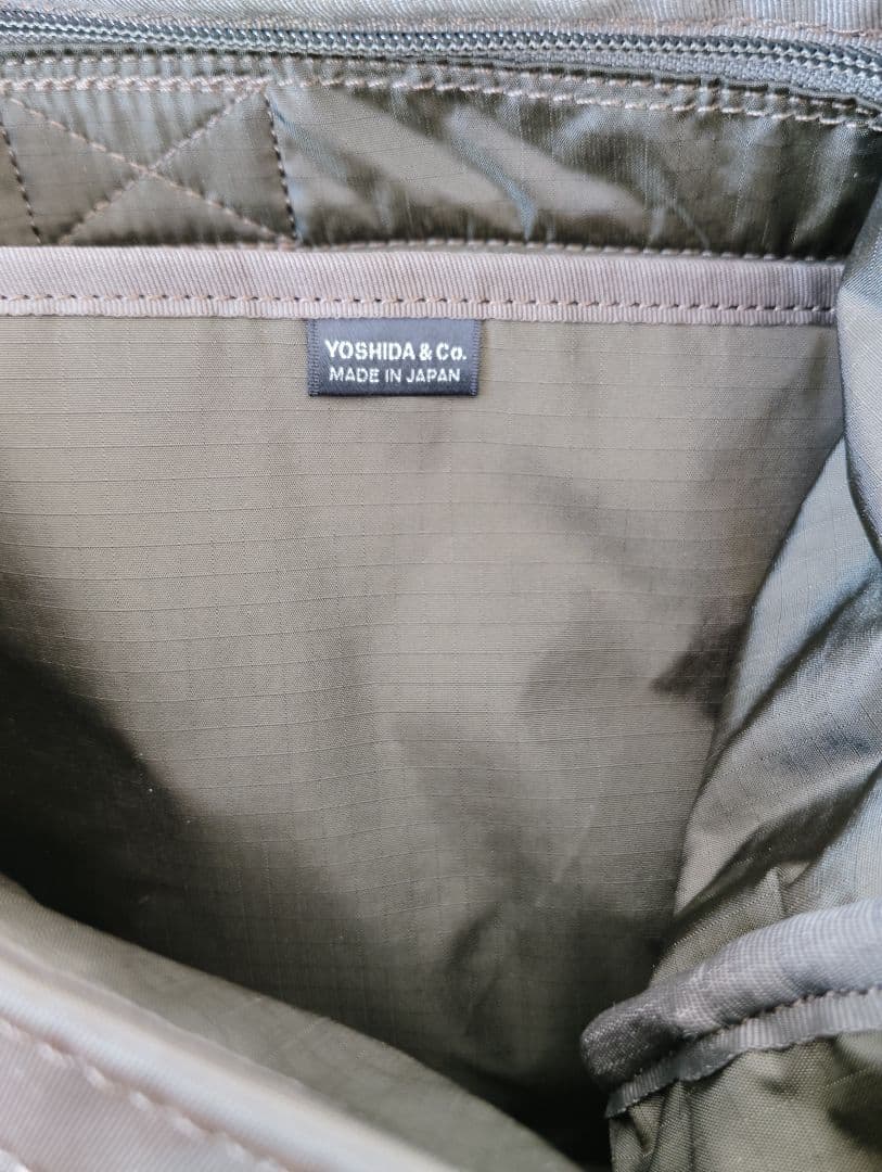 オリーブグリーン フラップ式ショルダーバッグ