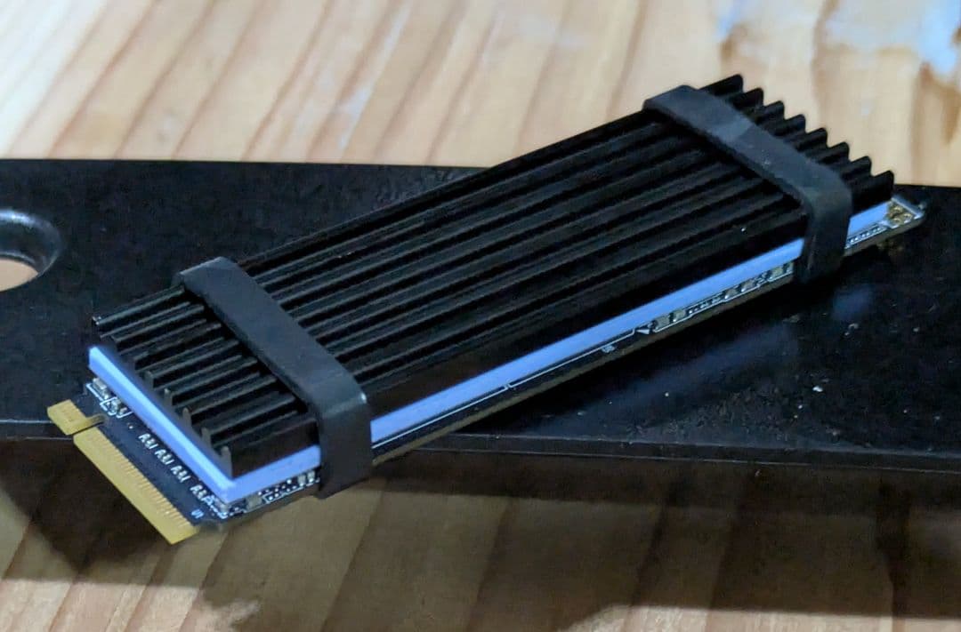 ど*く様 2TB NVMe SSD ヒートシンク付き