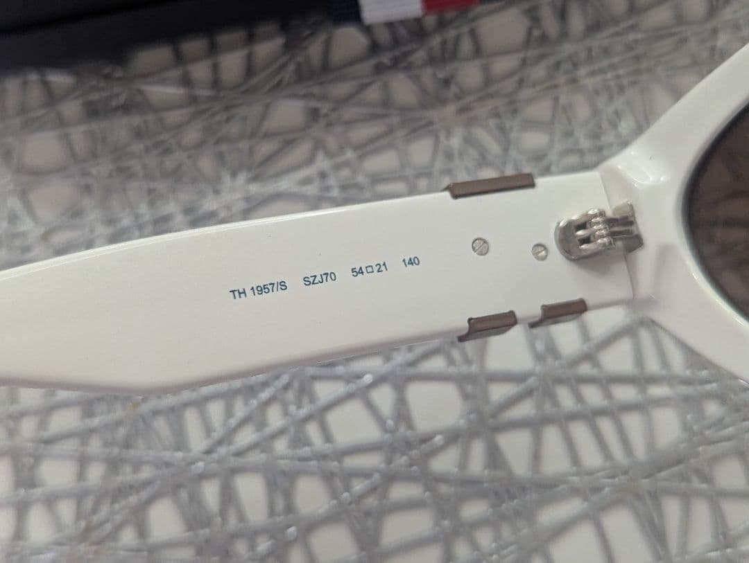   ホワイトキャットアイサングラス