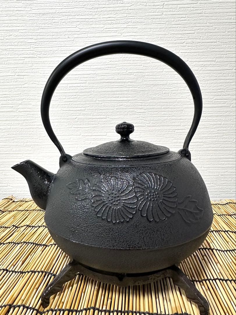 新品、供箱付　南部及春南部宝星堂造　２２型　平丸菊　鉄瓶　南部鉄瓶　南部鉄器