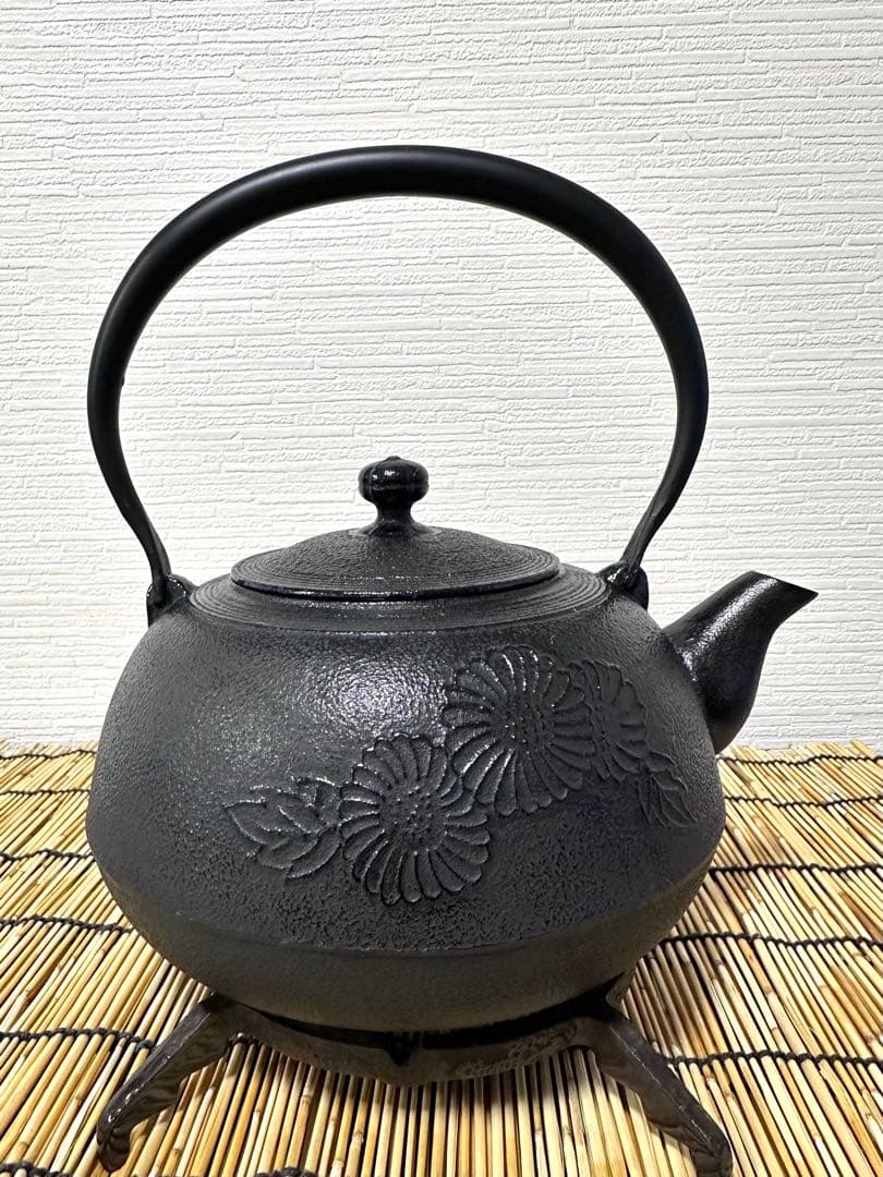 新品、供箱付　南部及春南部宝星堂造　２２型　平丸菊　鉄瓶　南部鉄瓶　南部鉄器