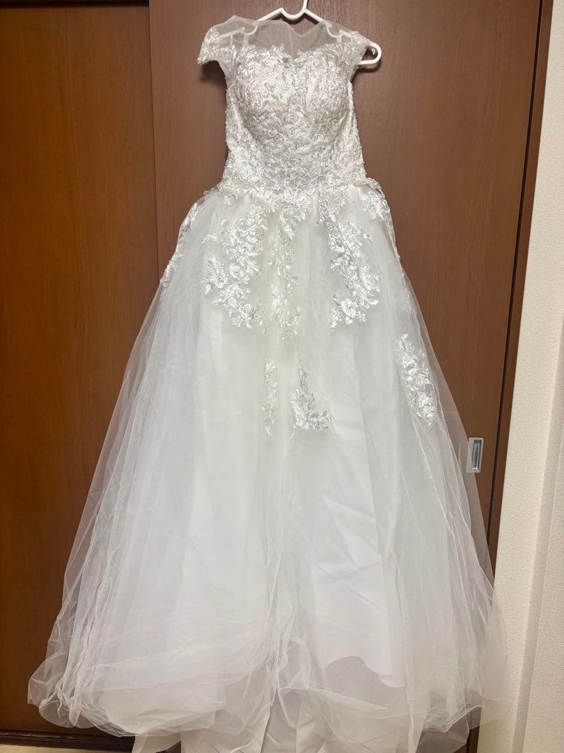 【新品未使用】ホワイト オフショルウェディングドレス(ティアラ•ジュエリー付き)