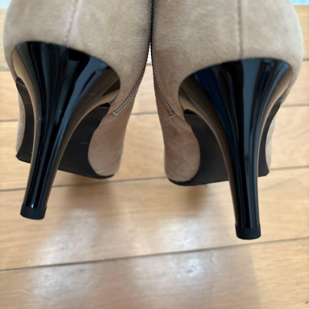 ダイアナ　ベージュ ポインテッドトゥ ブーティ