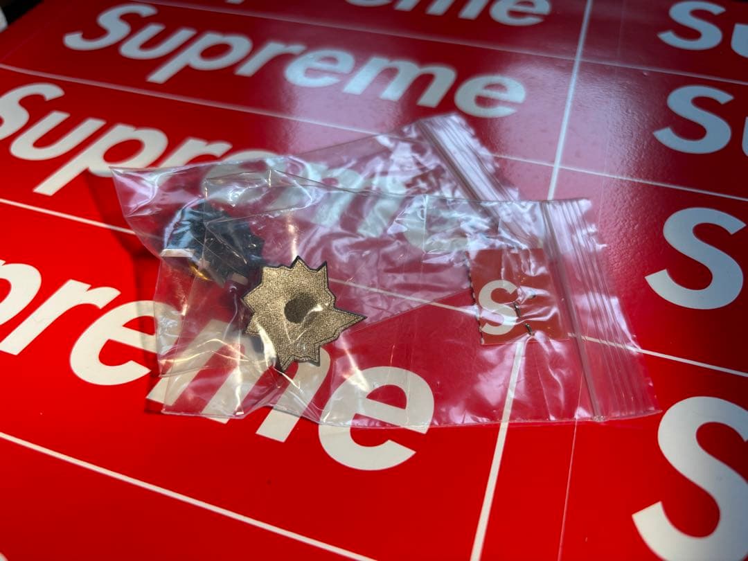 Supreme Bullet Hole Pin Black 2個