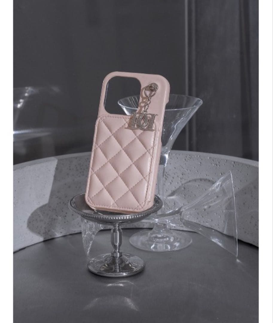 ダーリッチ キルティングビジューDDチャーム ピンク iPhone16