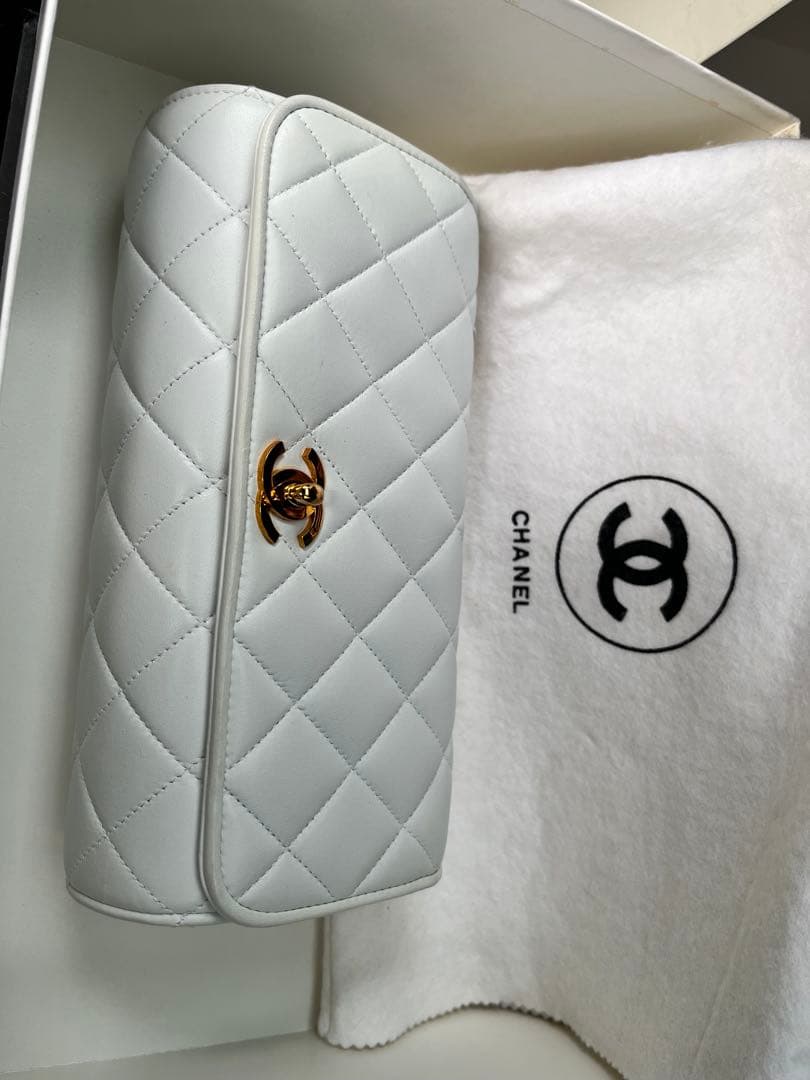 CHANEL ホワイト ショルダーバッグ