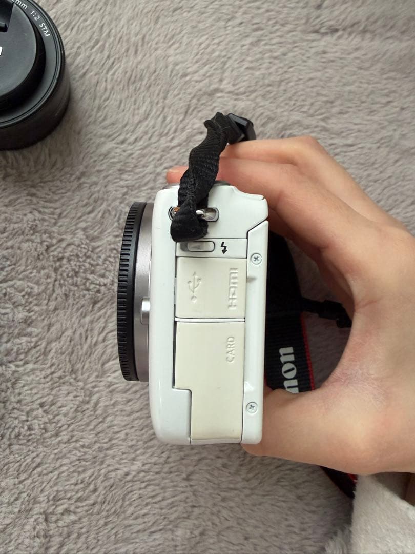 eos m10 キャノン　ミラーレスカメラ