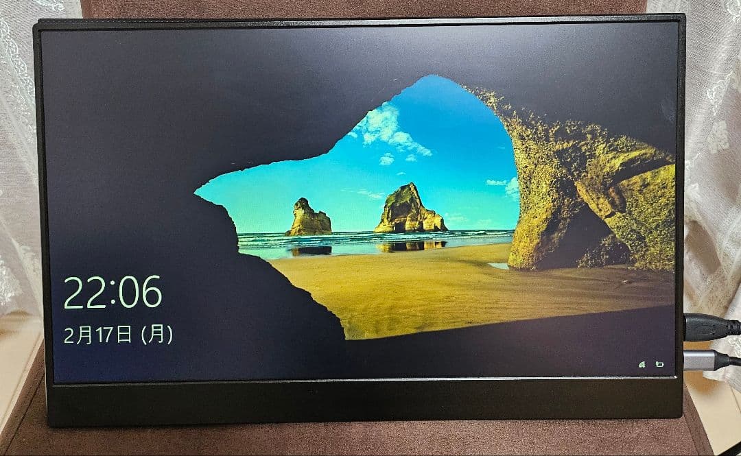 タッチディスプレイ　15インチ　モバイル　カバー付き