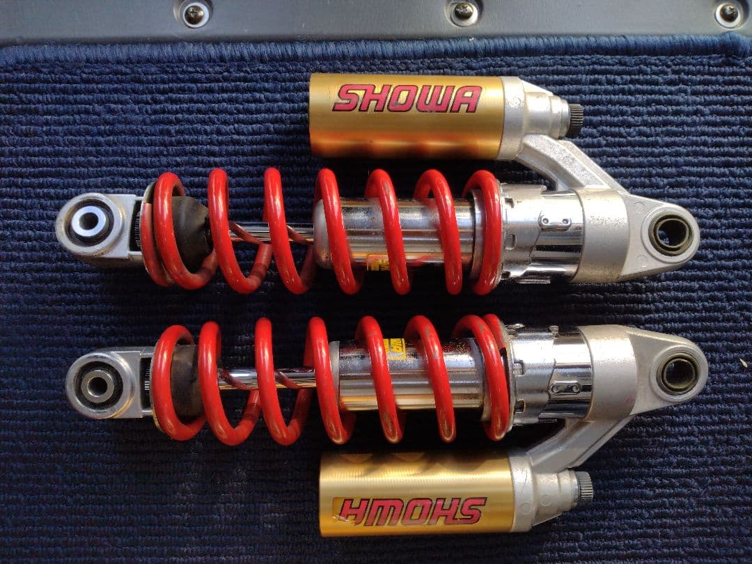 SHOWA サスペンション ショックアブソーバー
