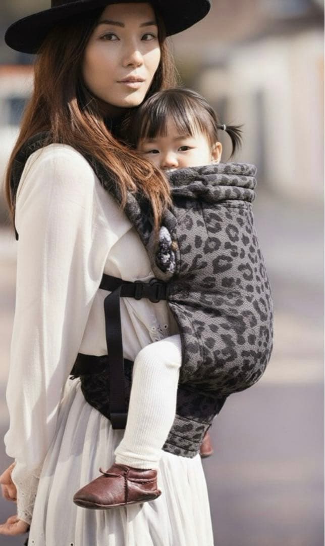 レオパード柄の抱っこ紐、Artipoppe風で、M字姿勢に対応しています。