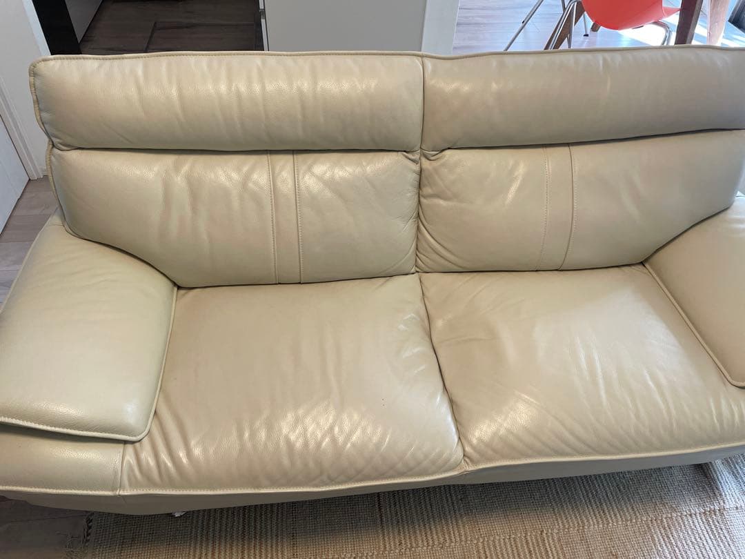クリーム色 レザー 2人掛けソファ