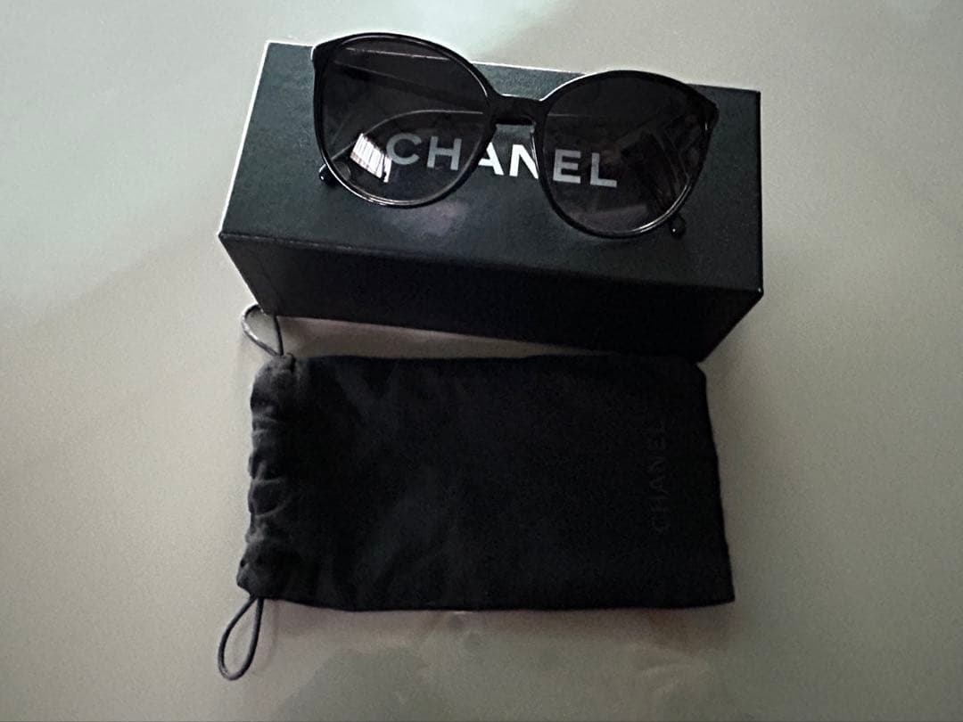 ブラックのCHANELサングラス、ケース、内袋、ロゴ付き。