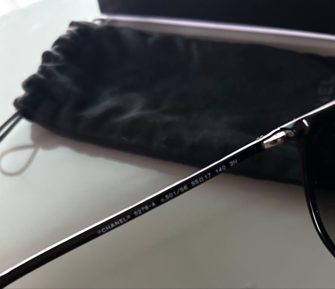 ブラックのCHANELサングラス、ケース、内袋、ロゴ付き。