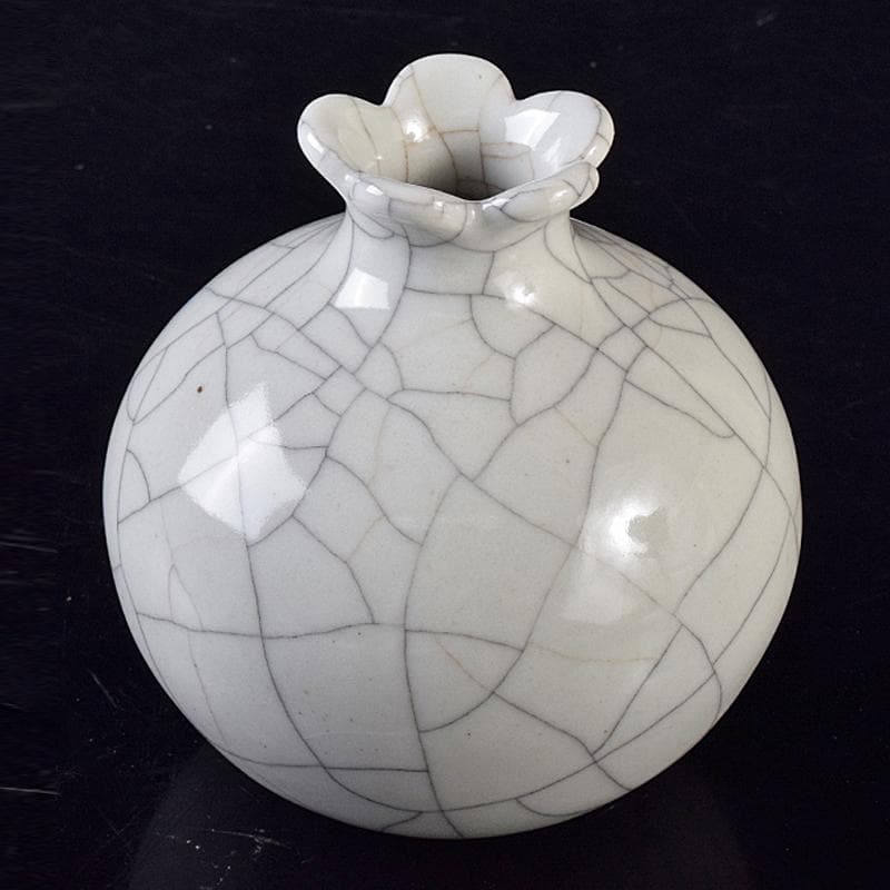 中国　大清乾隆年製款　哥窯　白磁　金糸鉄線　氷裂文　花口瓶　M　8020E