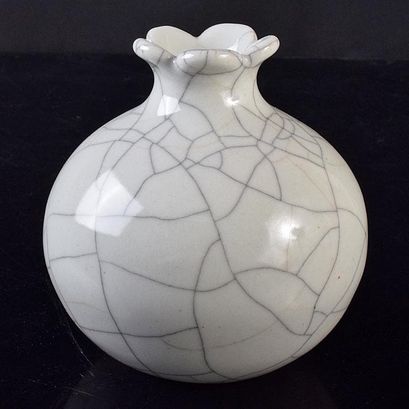 中国　大清乾隆年製款　哥窯　白磁　金糸鉄線　氷裂文　花口瓶　M　8020E