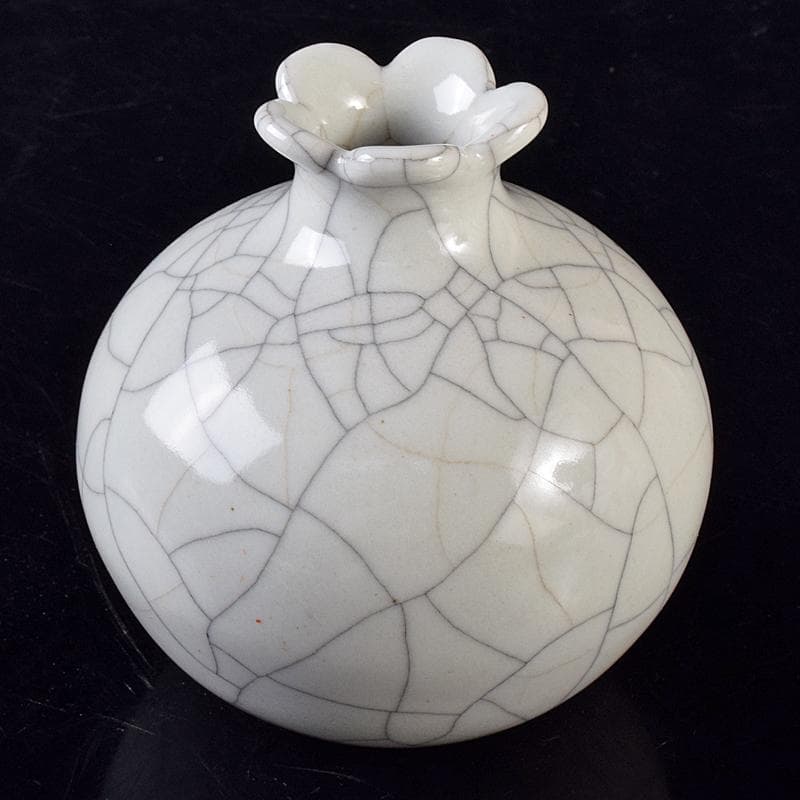 中国　大清乾隆年製款　哥窯　白磁　金糸鉄線　氷裂文　花口瓶　M　8020E