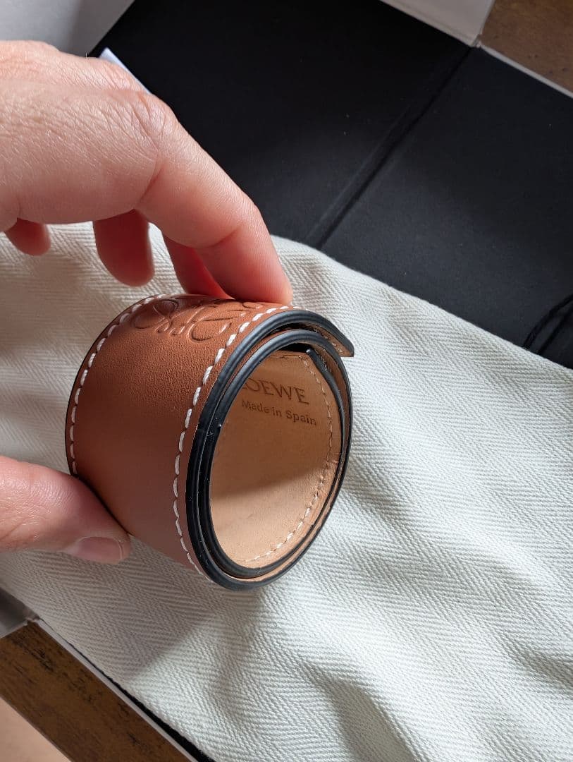 新品未使用　LOEWE ブラウンレザーバングル