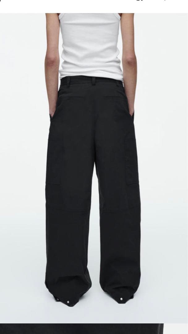 COS ユーティリティバレルレッグカーゴパンツ ブラック