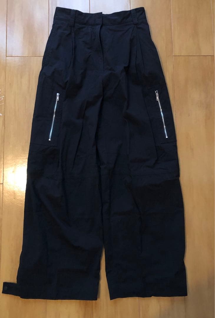 COS ユーティリティバレルレッグカーゴパンツ ブラック