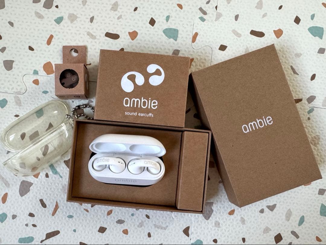 ambie イヤホン　サウンドイヤーカフ ホワイト　着せ替えカバー　ブラウン