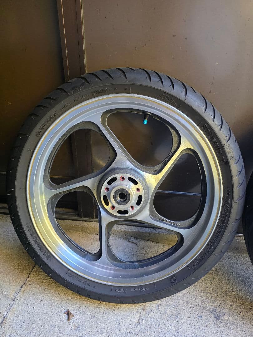 ゼファー1100 純正ホイール　タイヤ2025年製バリ溝！